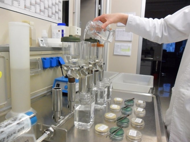 Filtration von 100 ml Wasserprobe (Foto: Landesagentur für Umwelt und Klimaschutz)