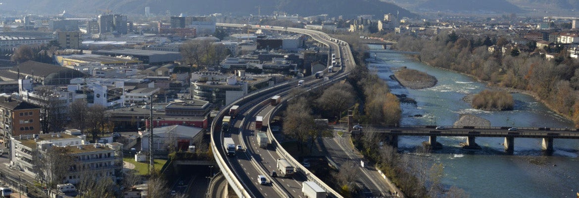Kraftfahrzeugverkehr auf der A22 im Abschnitt Bozen Nord-Bozen Süd (Foto: Landesagentur für Umwelt und Klimaschutz)