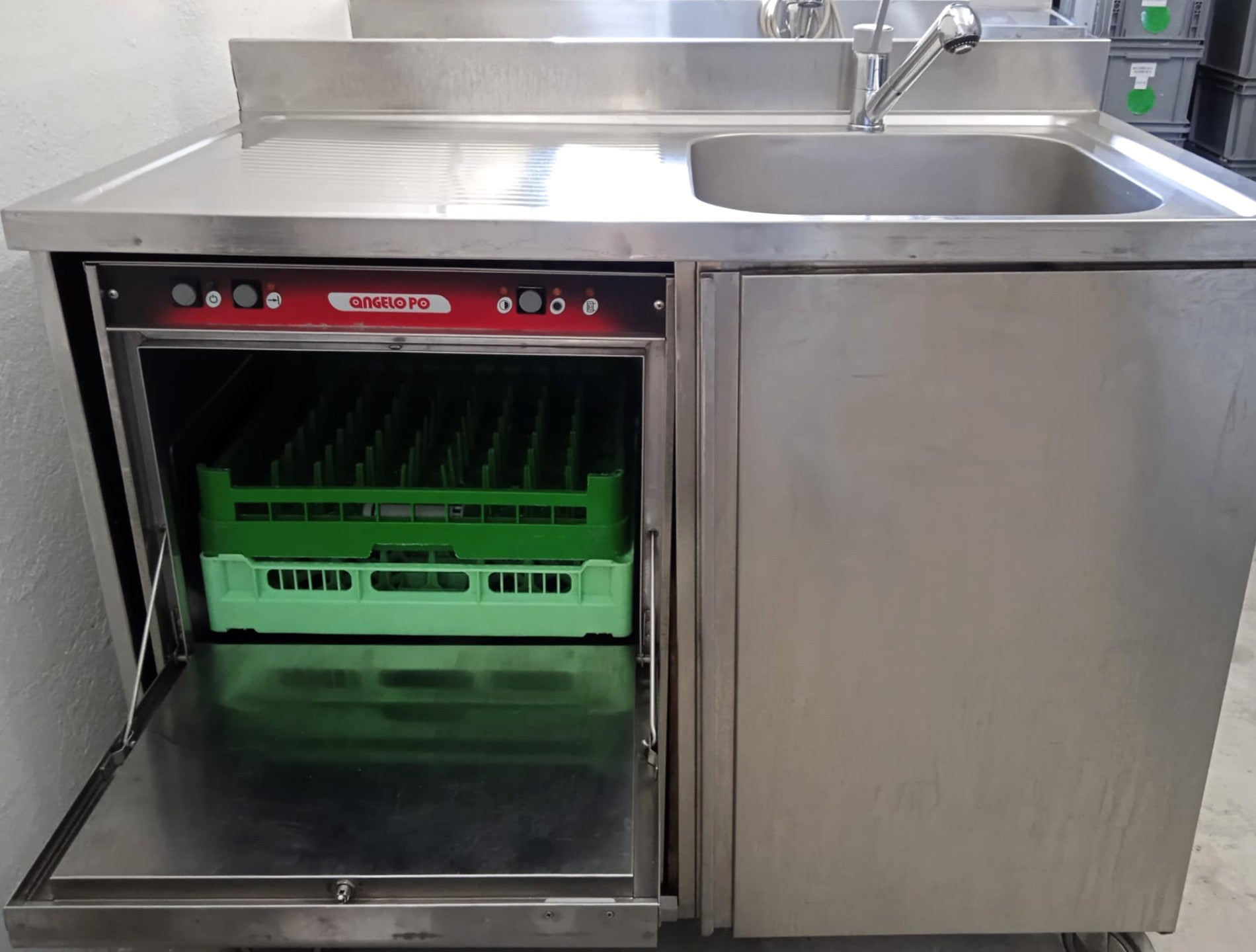 Offene mobile Geschirrspülmaschine (Foto: Sozialgenossenschaft Novum2)