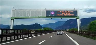 I messaggi visualizzati sui pannelli a messaggio variabile segnalano agli utenti che nel tratto sperimentale è in vigore un limite di velocità ridotto rispetto a quello generalmente in vigore (Foto: Appa Bolzano)