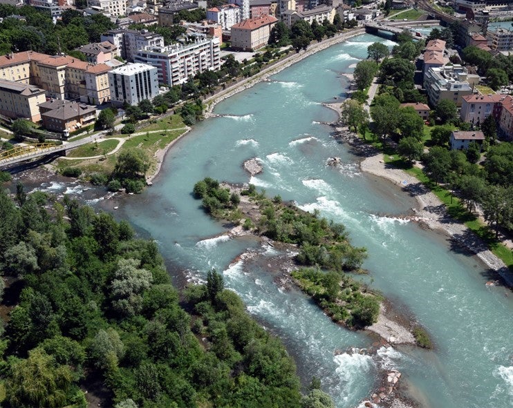 Eisack-Talfer-Zusammenfluss nach der Aufwertung, 2013-2018 (Foto Agentur für Bevölkerungsschutz): 
-	Lokale Aufweitungen
-	Schaffung eines Seitenarmes als Fischkinderstube 
-	Erhöhung der Strömungsvielfalt durch Buhnen und Störsteine
-	Einbringung von Strukturelementen und Geschiebe
-	Sanierter Uferschutz
-	Schaffung von Zugängen zum Wasser