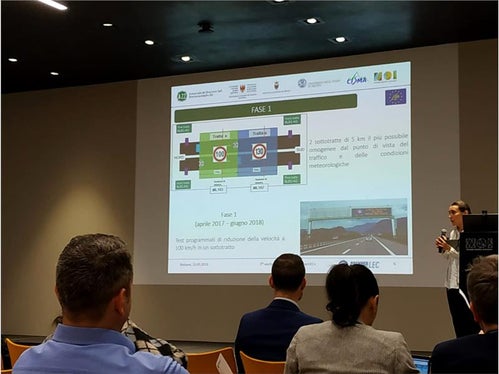 Laura Gasser, Referentin für das BrennerLEC-Projekt in der Landesagentur für Umwelt und Klimaschutz, während ihres Fachbeitrages im NOI-Techpark (Foto: Landesagentur für Umwelt und Klimaschtz)