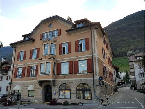 Il municipio di Marlengo, prima del risanamento energetico (Foto: Comune di Lagundo, Lavori pubblici, Arch. Dr. Josef Garber)