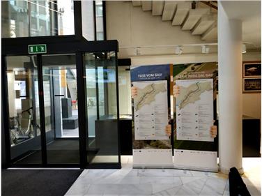 Pannelli informativi sulla prima fase del progetto BrennerLEC posizionati all'ingresso del palazzo provinciale II, Piazza Silvius Magnago, Bolzano (Foto: Appa Bolzano)