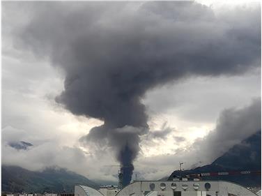 Starke Rauchentwicklung heute Morgen (8. Mai) wegen eines Brandes im Bozner Boden, Blick um 9.30 Uhr vom Zivilschutzzentrum an der Drususallee. (Foto: LPA/Maja Clara)