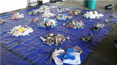 Suddivisione della frazione grossolana per tipologia di rifiuto (Foto: Agenzia provinciale per l'ambiente, A. Marri, 2017)