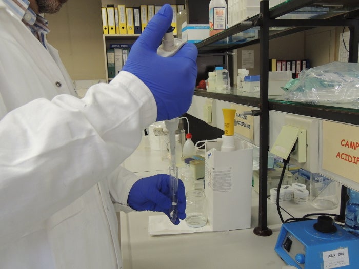 Analyse der Metalle, Herstellung der Kalibrierlösungen (Foto: Landesagentur für Umwelt und Klimaschutz)