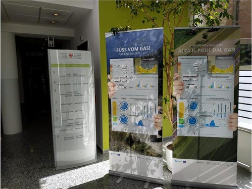 Informationstafeln zur ersten Phase des Projekts BrennerLEC im Eingangbereich des Landesgebäudes III, Silvius-Magnago-Platz Nr. 3, Bozen (Foto: Landesagentur für Umwelt und Klimaschutz)