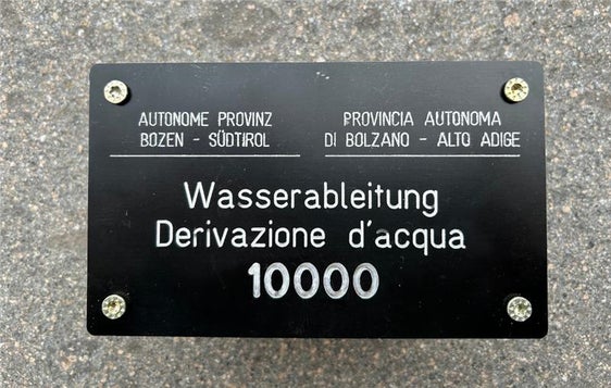 Plaketten zur Kennzeichnung von Fassungen an Quellen und Fließgewässern (Foto: Landesagentur für Umwelt und Klimaschutz)
