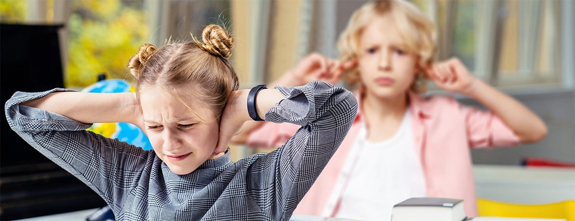 Eine hohe Geräuschkulisse erschwert die Konzentration, erzeugt Stress und Gesundheitsprobleme (© iryna inshyna / shutterstock)