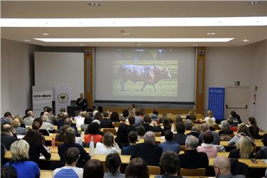 Peter Defranceschi  Leiter des Büros ICLEI Local Governments for Sustainability bei seinem Referat vor dem vollbesetzten Saal an der Uni Bozen (Foto: Matthias Gamper, oew)