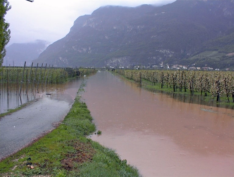 Hochwasser beim Großen Kalterer Graben bei Kurtatsch (Foto: p.a. Eduard Franzelin)
