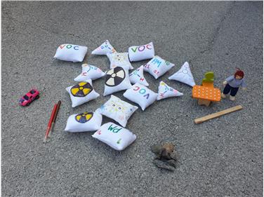 Attraverso il gioco i bambini imparano a conoscere i principali inquinanti presenti nell’aria indoor (Foto: Appa Bolzano)
