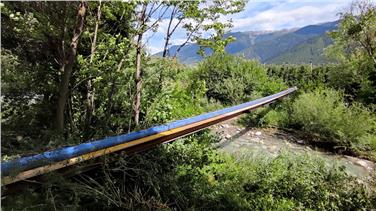 Die provisorische Umleitung, welche die Abwässer wieder in die Kläranlage Mittelvinschgau zurückführt (Foto: Landesagentur für Umwelt und Klimaschutz)