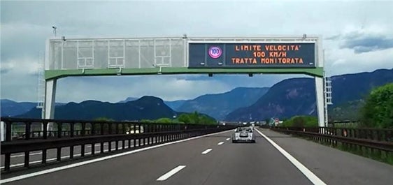 I messaggi visualizzati sui portali autostradali segnalano agli utenti dell’A22 che nel tratto sperimentale è in vigore un limite di velocità ridotto rispetto a quello generalmente in vigore (Foto: Appa Bolzano)