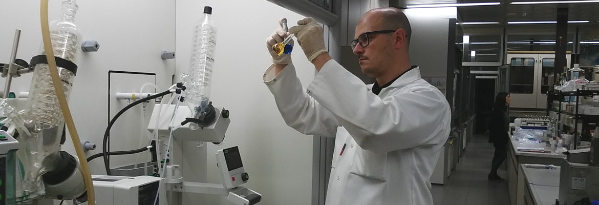 Technisches Personal, welches Laboranalysen durchführt (Foto: Landesagentur für Umwelt und Klimaschutz, N. Franzoi)