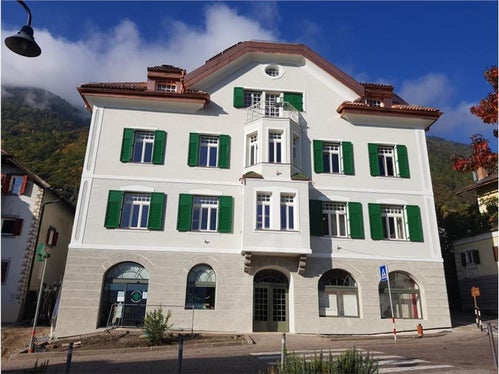 Das Rathaus von Marling, ein virtuoses Beispiel für die energetische Sanierung eines öffentlichen Gebäudes (Foto: Gemeinde Algund, Öffentliche Arbeiten, Arch. Dr. Josef Garber)