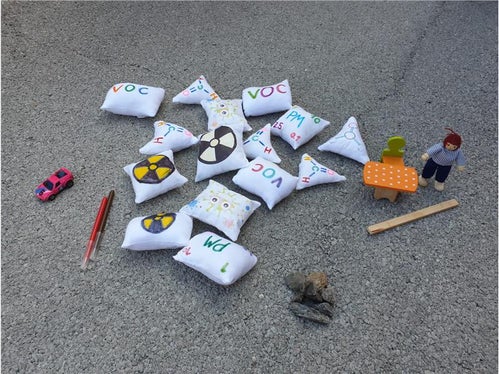 Attraverso il gioco i bambini imparano a conoscere i principali inquinanti presenti nell’aria indoor (Foto: Appa Bolzano)