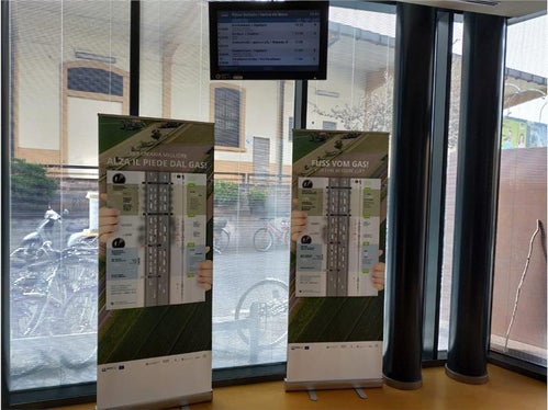 Informationstafeln zur ersten Phase des Projekts BrennerLEC im Eingangbereich der Rittner Seilbahn, Bozen (Foto: Landesagentur für Umwelt und Klimaschutz)