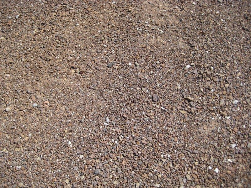 Kies-/Splittdecke (wassergebundene Decke)
Die Oberfläche besteht aus Kies oder Splitt mit
gleichförmiger mittlerer Körnung ohne Bindemittelzusatz.
Geeignet für: Parkplätze, Rad- und Gehwege, Hofflächen,
Zufahrtswege, Gartenwege.