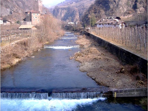 Torrente Talvera prima delle revitalizzazione, con briglie prive di accesso per i pesci (Foto: Agenzia protezione civile)