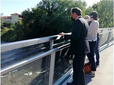 Negli ultimi anni l’ambiente di vita nei corsi d’acqua è migliorato grazie agli interventi della Provincia a garanzia della transitabilità. Da sx l’assessore G. Vettorato, A. Stenico e R. Faes (Foto: Agenzia ambiente/Franzoi)