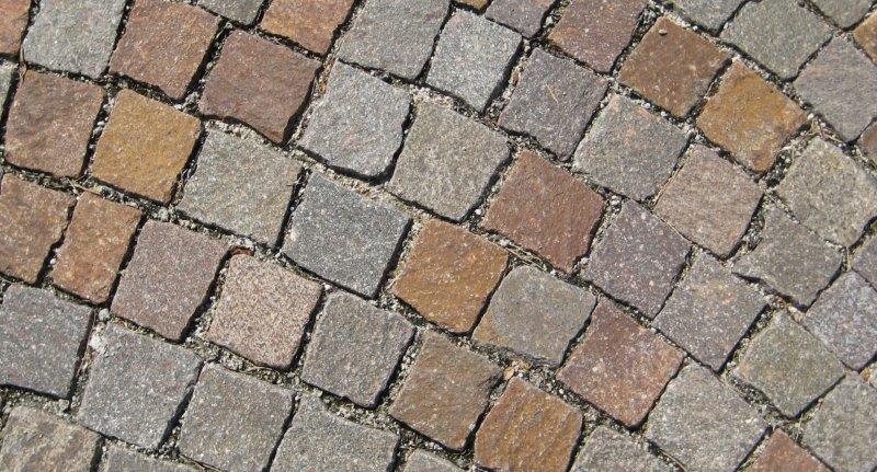 Splittfugenpflaster (nicht begrünte Pflasterdecke)
Der Pflasterbelag besteht aus Pflastersteinen mit schmalen
Zwischenräumen. Die Verfüllung der Fugen erfolgt mit Splitt.
Geeignet für: Strassen und Wege mit geringer Verkehrsbelastung,
Markt- und Parkplätze, Rad- und Gehwege,
Hofflächen, Terrassen, Zufahrtswege, Gartenwege.