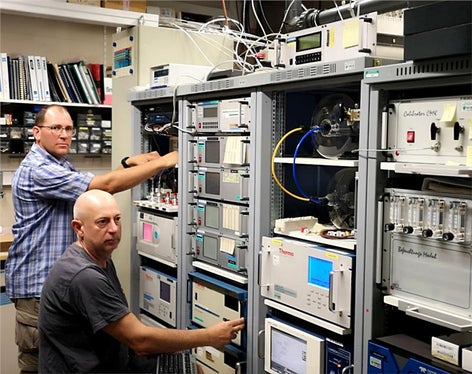 I tecnici, Günther Kerschbaumer e Oswald Vigl, responsabili del controllo di qualità della rete di monitoraggio della qualità dell’aria che hanno partecipato all’interconfronto ad Ispra (foto: Appa Bolzano)