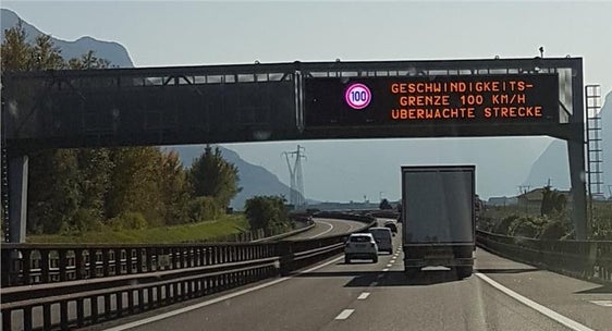 Die Nachrichten auf den Anzeigetafeln weisen die Benutzer der A22 auf ein reduziertes Geschwindigkeitslimit auf der Teststrecke hin (Foto: Umweltagentur Bozen)