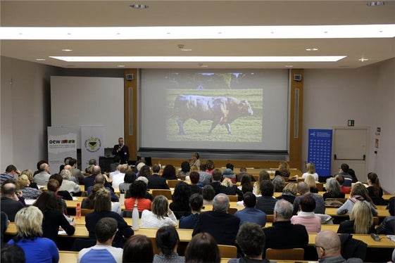 Peter Defranceschi  Leiter des Büros ICLEI Local Governments for Sustainability bei seinem Referat vor dem vollbesetzten Saal an der Uni Bozen (Foto: Matthias Gamper, oew)