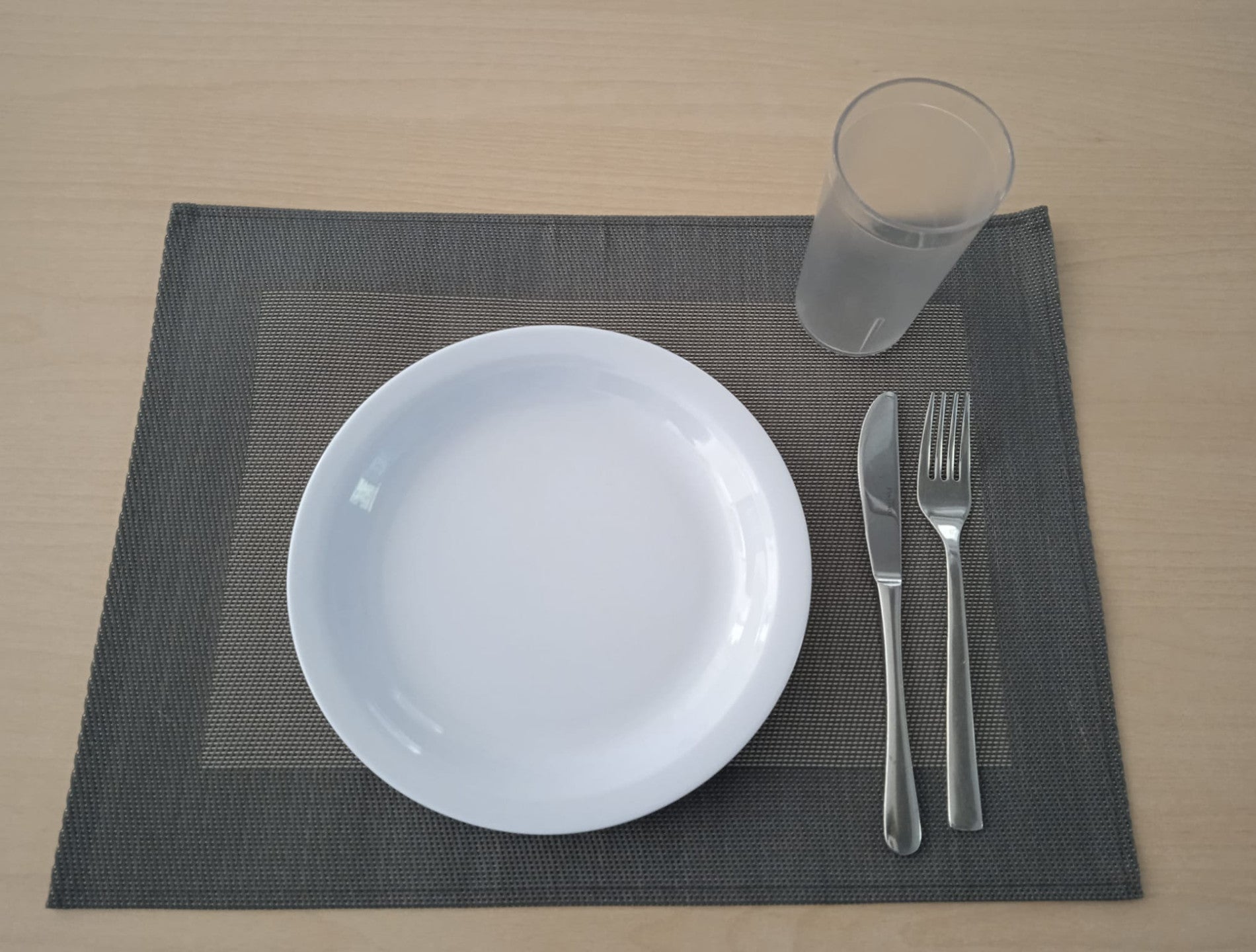 Wiederverwendbares Geschirr und Besteck: Teller, Gabel, Messer und Glas (Foto: Sozialgenossenschaft Novum2)