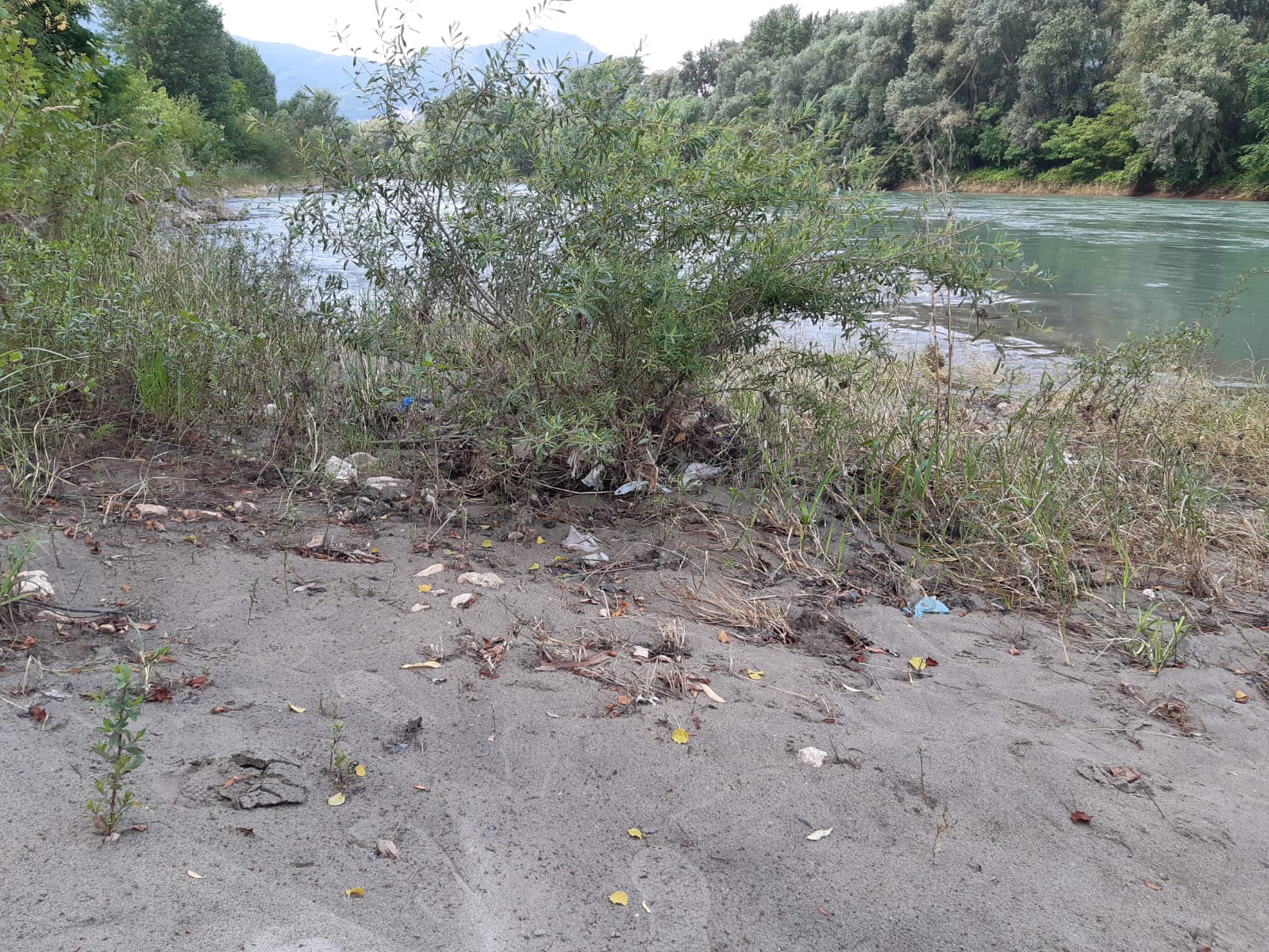 Abgelagertes Plastik auf dem Kiesbett der Etsch in Laag (Foto: Landesagentur für Umwelt und Klimaschutz)