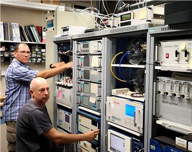 Die Techniker, Günther Kerschbaumer und Oswald Vigl, die für die Qualitätskontrolle des Luftqualitätsmessnetzes verantwortlich sind, haben am Ringversuch in Ispra teilgenommen (Foto: Appa Bolzano)