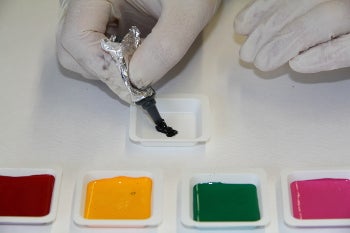 Kontrollen der Farben für Tattoos und permanent make-up (Foto: Landesagentur für Umwelt)