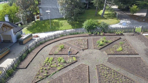 Neugestalteter Schaugarten an der FS Salern