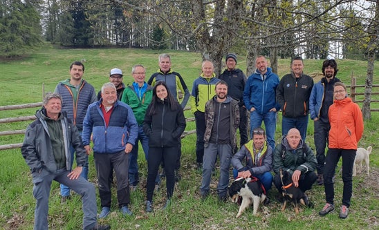 Die angehenden Hirten bei der Abschlussexkursion mit mit Andreas Kasal, Amt für Bergwirtschaft (ganz links) und Lehrgangsleiterin Gabriele Falschlunger, Salern (ganz rechts)