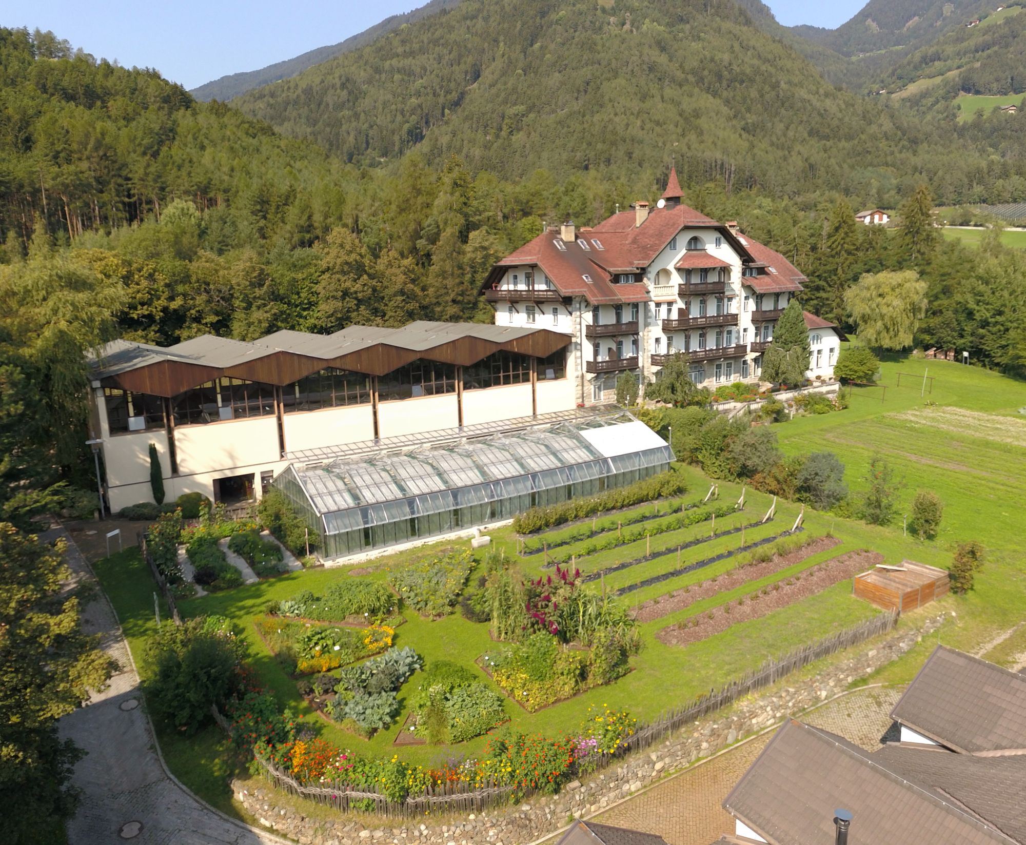 Glashaus, Schaugarten und Acker an der FS Salern