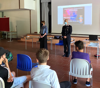 Schüler verfolgen Aufmerksam den Vortrag Nein zu Drogen