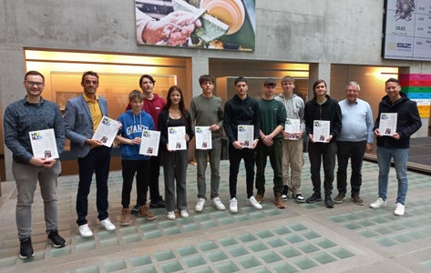 Im Bild v. l. n. r.: Manuel Rainer, Direktor Rudi Gruber, die Schülerinnen und Schüler der Klasse 2A - Berufsfachschule für Fachinformatik, Josef Haspinger, Andreas Varesco