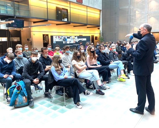 Bischof Ivo Muser im Austausch mit den ukrainischen Student*innen