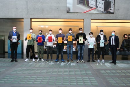 Direktor Peter Prieth, beteiligte Schüler und Projektleiter Vasyl Demchuk