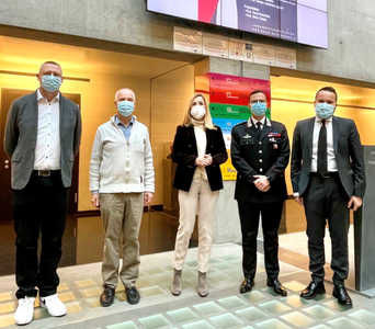 v.l.n.r. Direktor Peter Prieth, Don Gottfried Ugolini, Gerichtspräsidentin Elsa Vesco, Kommandant Gennaro de Gabriele und Projektleiter Vasyl Demchuk