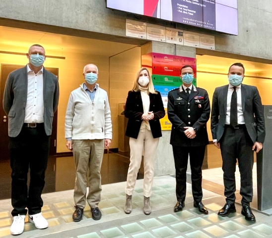 v.l.n.r. Direktor Peter Prieth, Don Gottfried Ugolini, Gerichtspräsidentin Elsa Vesco, Kommandant Gennaro de Gabriele und Projektleiter Vasyl Demchuk