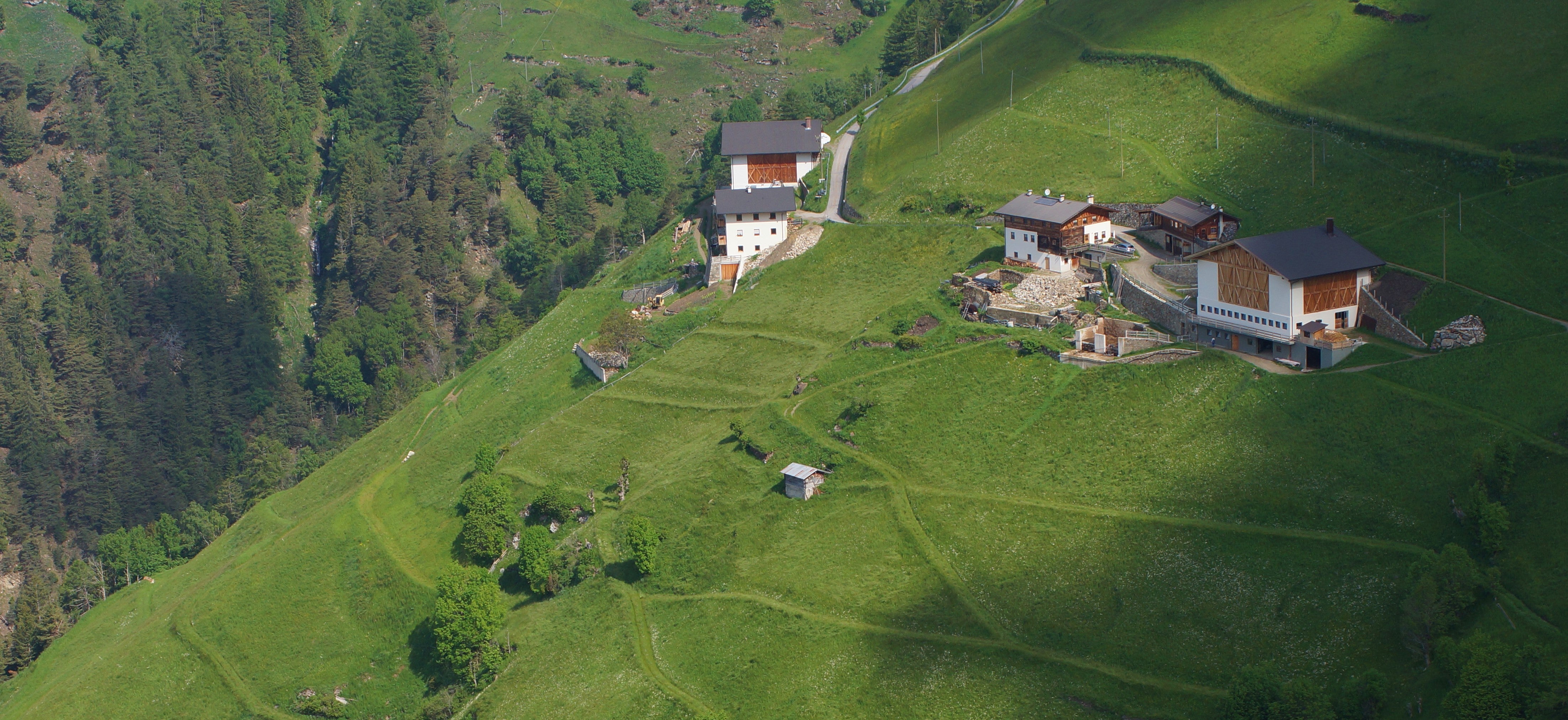 Esempio di azienda agricola in zona rurale con superfici foraggere su pendenze significative.