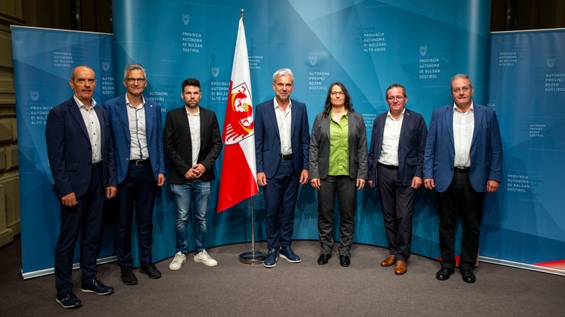 Hanno presentato i dati delle loro Ripartizioni: da sinistra: Martin Pazeller, Ripartizione Agricoltura, Günther Unterthiner, Ripartizione Foreste, Andrea Simoncelli, Protezione delle piante, l'assessore provinciale Arnold Schuler, Camilla Wellstein, Centro di competenza protezione delle piante Libera Università di Bolzano, Gustav Tschenett, direttore della Direzione Istruzione e Formazione tedesca, e Albert Wurzer, Agenzia Demanio provinciale. (Foto: ASP/Fabio Brucculeri)