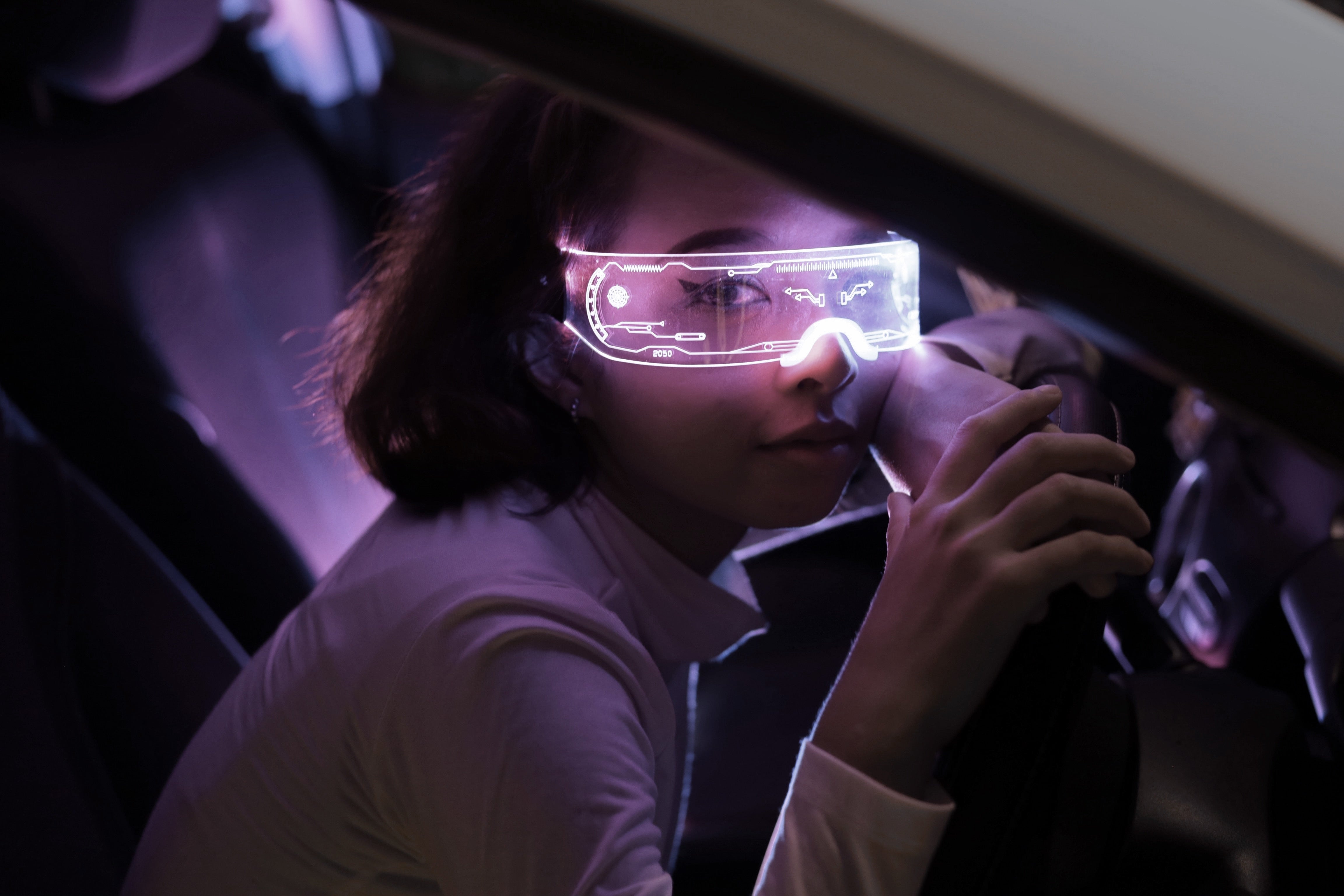 GAMING & TRANSMEDIA IP: THE MULTIPLIER EFFECT FOR BRANDS 2025 GLOBAL RESEARCH REPORT / Gamer wearing AR VR glasses