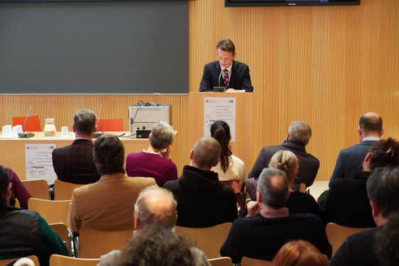 “È importante che esperti e rappresentanti di categoria riflettano sulle sfide e le opportunità per il futuro dell’occupazione", ha spiegato il sovrintendente scolastico Vincenzo Gullotta (nella foto) all'interno del convegno. (Foto: Scuola italiana Alto Adige)