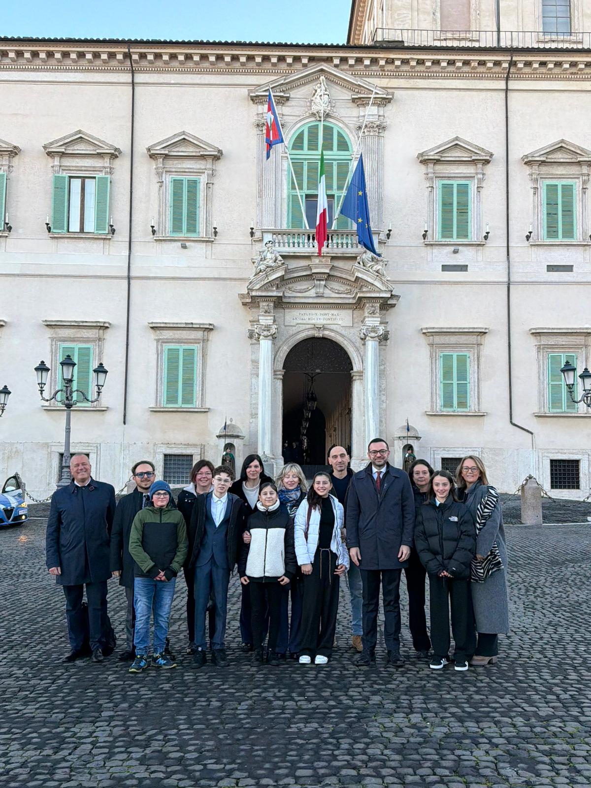 Da sinistra l'onorevole Alessandro Urzì, il docente Antonio Bova, la direttrice Cristina Luppi e il vicepresidente Galateo con gli studenti brissinesi premiati al Qurinale dal Presidente della Repubblica, Sergio Mattarella. (Foto: USP)