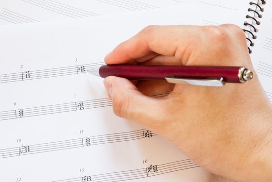 Scrivere note musicali (foto: Shutterstock)