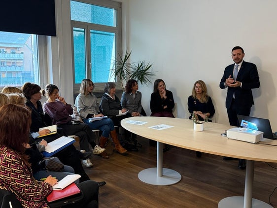 Il vicepresidente della Provincia Marco Galateo (nella foto in piedi) ha incontrato una delegazione del mondo scolastico del Friuli Venezia Giulia per illustrare il modello di insegnamento della seconda lingua adottato nelle scuole italiane dell'Alto Adige. (Foto: USP)
